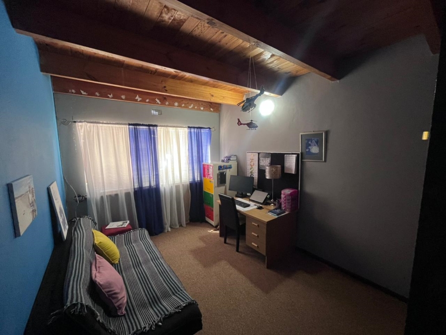 5 Bedroom Property for Sale in Rouxpark Western Cape